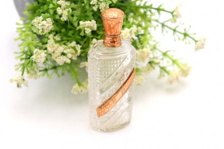 Frasco de perfume em vidro lapidado com tampa em ouro